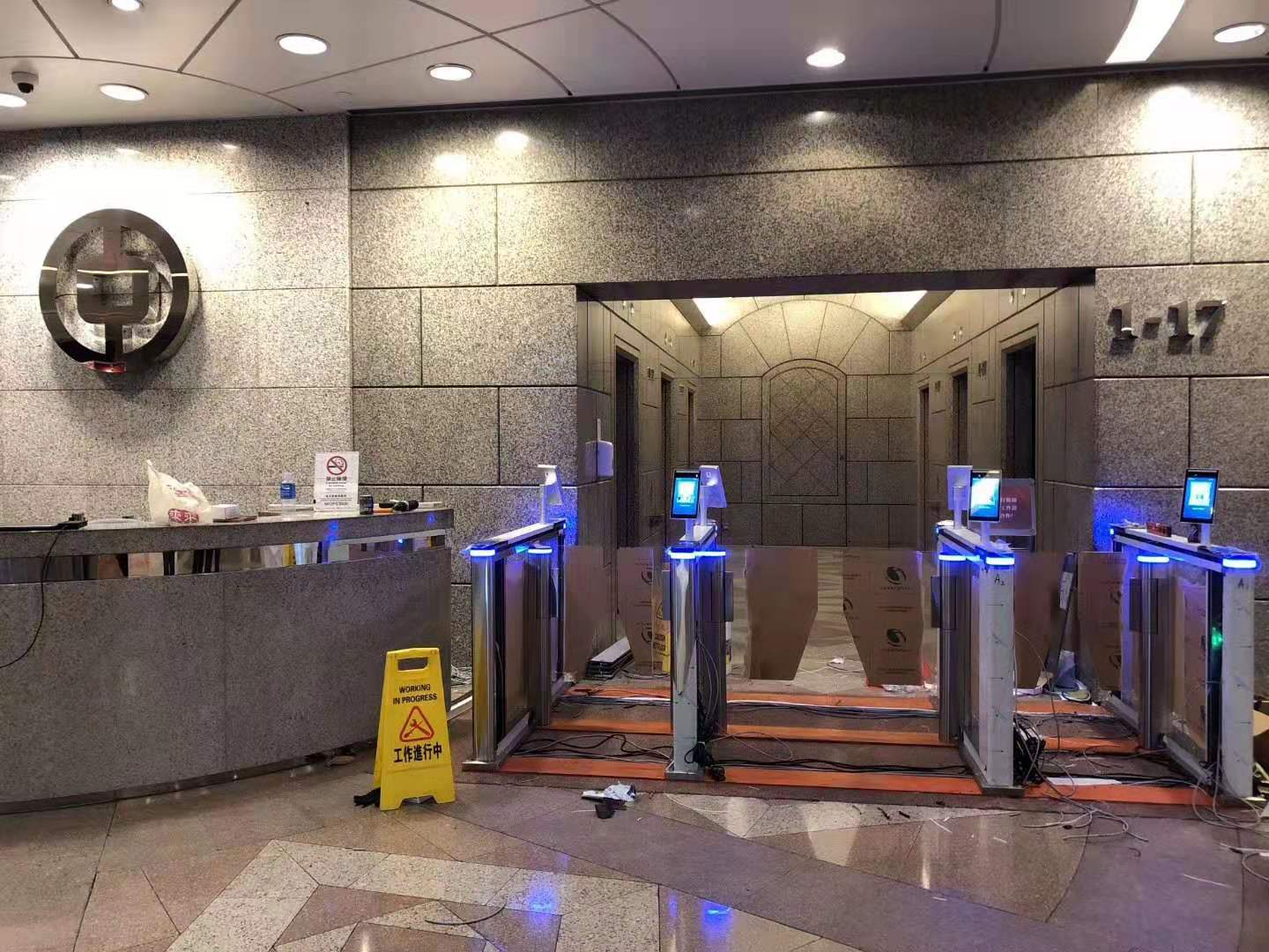 الروبوت التحكم في الوصول إلى الوجه البيومترية نفذت في بنك فرع الصين قاعة